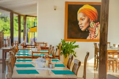 Um restaurante ou outro lugar para comer em Hotel Maré Mansa