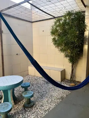 Um jardim no exterior de Suíte central Pousada