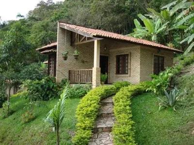 Um jardim no exterior de Pousada Chale Cana Brava