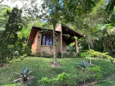 Um jardim no exterior de Pousada Chale Cana Brava