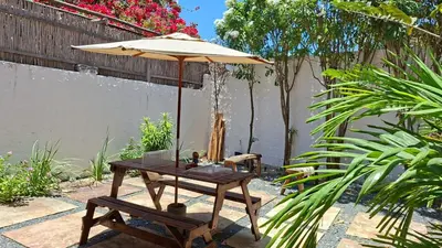 Um jardim no exterior de Pousada Kasabela Residence