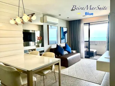 Uma área de estar em Beira Mar Suite