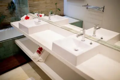 Uma casa de banho em Tropical House - Villa com piscina perto do mar