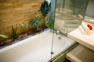 Uma casa de banho em Tropical House - Villa com piscina perto do mar