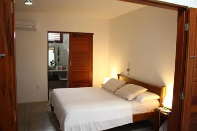 Uma cama ou camas num quarto em Tropical House - Villa com piscina perto do mar