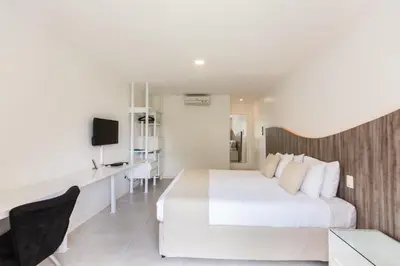 Uma televisão e/ou sistema de entretenimento em Duro Beach Garden Hotel