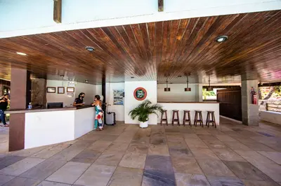 A área de receção ou átrio de Duro Beach Garden Hotel