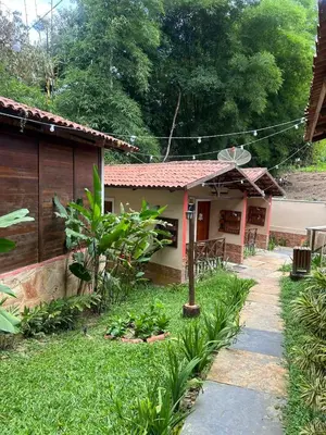 Um jardim no exterior de Monte Suiço - Chalés para locação