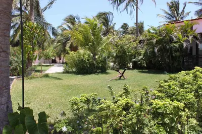 Um jardim no exterior de Pousada Barra do Mundaú