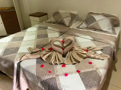 Uma cama ou camas num quarto em THE FOUNTAINS 110 - Apartamento em lindo condomínio pé na areia da Praia das Fontes em Beberibe - CE