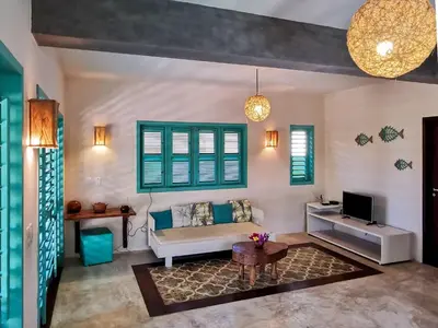 Uma televisão e/ou sistema de entretenimento em La Villa Tropicale linda casa pertinho do mar !
