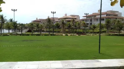 Um jardim no exterior de apartamento vista mar