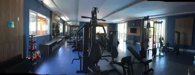 O centro de fitness e/ou as comodidades de fitness de apartamento vista mar