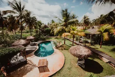 Um jardim no exterior de Pousada Vayú