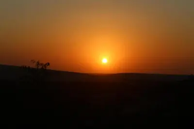 O nascer ou o pôr do sol visto a partir da casa de hóspedes