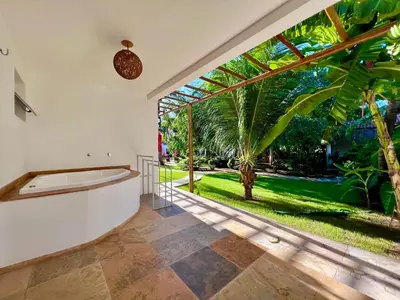 Um jardim no exterior de Tucano Pousada