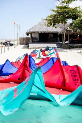 Uma praia em ou perto das estalagens