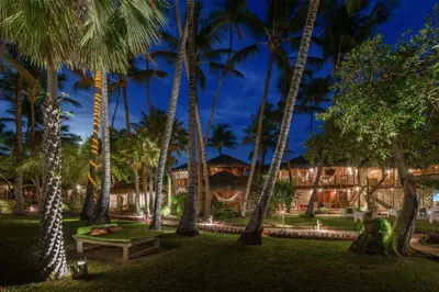 Um jardim no exterior de Vila Kalango