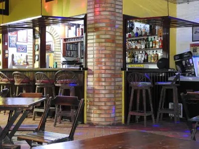A área de bar ou lounge em IL Nuraghe
