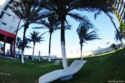 Um jardim no exterior de ForTemporada - Seu Apto de frente para o mar em Fortaleza