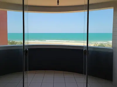 Uma vista do mar geral ou uma vista do mar a partir do apartamento