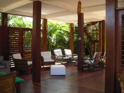 Uma área de estar em Naquela Jericoacoara