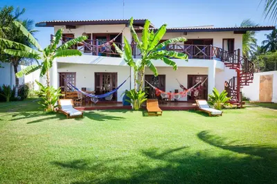 Um jardim no exterior de Casa Cumbuco e Hospedaria