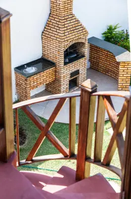 As comodidades para churrasco disponíveis para os clientes desta casa de hóspedes