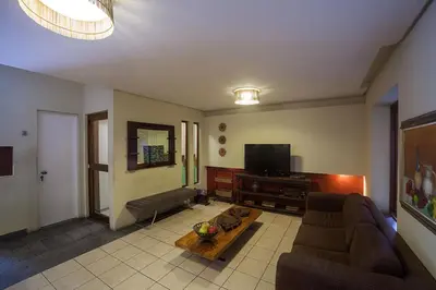Uma televisão e/ou sistema de entretenimento em Portal Da Praia Hotel