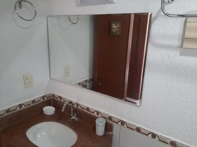Uma casa de banho em CONDOMÍNIO VILA DO MAR aptos 201C e 211B