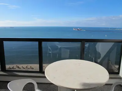 Uma vista do mar geral ou uma vista do mar a partir do apartamento