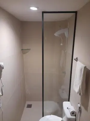 Uma casa de banho em Fortpraia Hotel