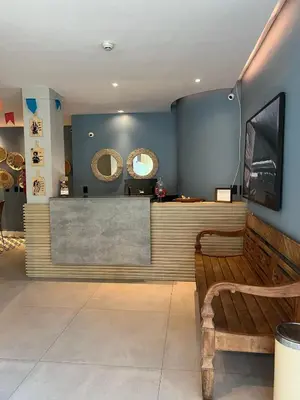 Uma televisão e/ou sistema de entretenimento em Fortpraia Hotel