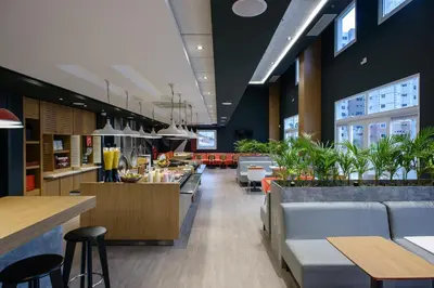 Um restaurante ou outro lugar para comer em ibis Fortaleza Centro de Eventos