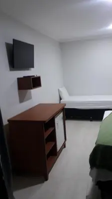 Uma televisão e/ou sistema de entretenimento em Pousada Nova Oasis do Rei