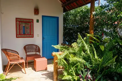 Um jardim no exterior de Pousada Tranquilandia Village