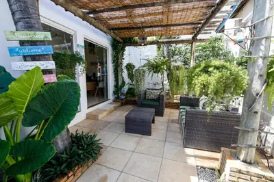 Um jardim no exterior de Pousada Tranquilandia Village