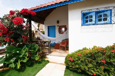 Um jardim no exterior de Pousada Tranquilandia Village