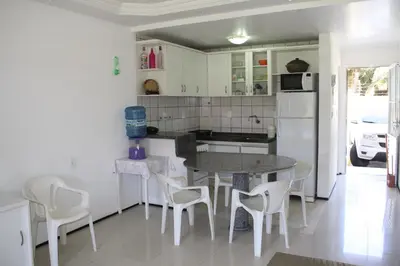 A cozinha ou kitchenette de APARTAMENTOS NO CARTIER PRAIA DO FUTURO FORTALEZA CONFORTAVEL COM 2 QRTOS 1 suite