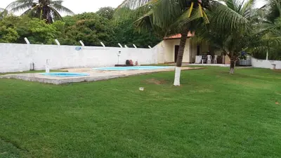 Um jardim no exterior de Casa de 4 quartos á 6Km da praia de Lagoinha-ce