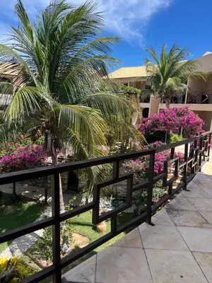 Um jardim no exterior de Pousada Aruana