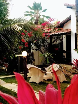 Um jardim no exterior de Hotel e Pousada La Dolce Vita