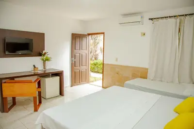 Uma cama ou camas num quarto em Jeri Village Hotel
