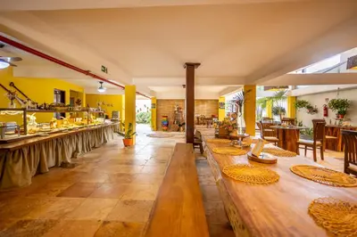 Um restaurante ou outro lugar para comer em Jeri Village Hotel