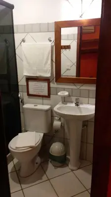 Uma casa de banho em Ibiscus Pousada sem café