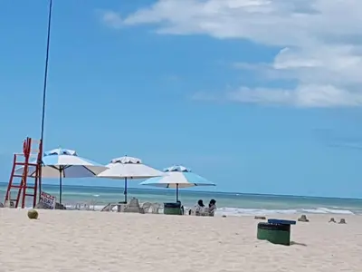 Uma praia em ou perto do apartamento