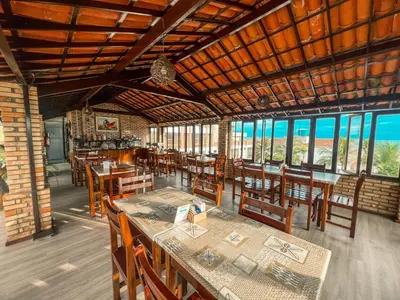 Um restaurante ou outro lugar para comer em Falésia Praia Hotel