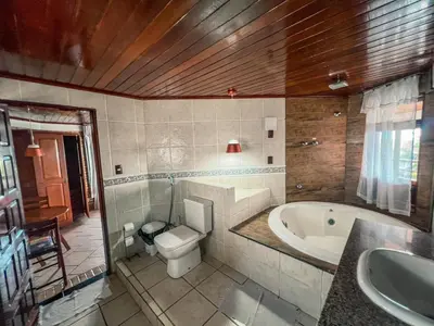 Uma casa de banho em Falésia Praia Hotel
