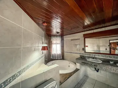Uma casa de banho em Falésia Praia Hotel