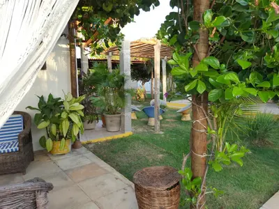 Um jardim no exterior de Pousada Alecrim